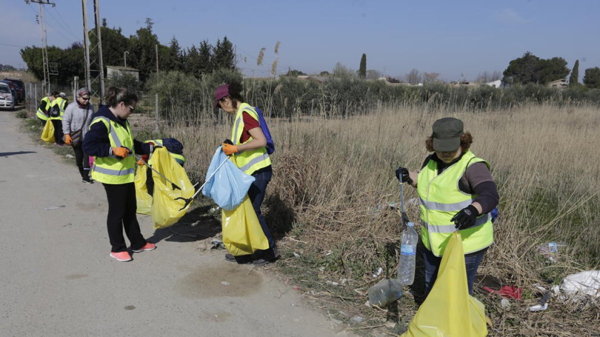 Veïns i Osmon recullen 800 quilos d’escombraries al