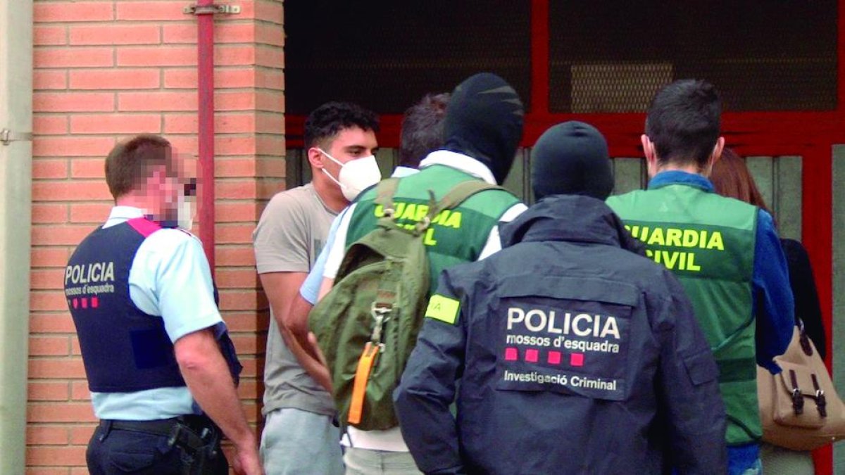 Uno de los detenidos la semana pasada asistió ayer a un nuevo registro policial en Balaguer.