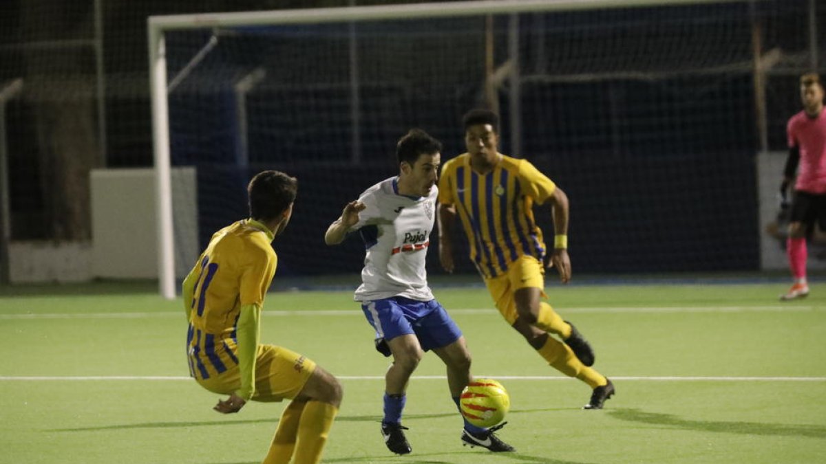 Roger Canadell logró dos goles ante el Sant Just, pero no fueron suficientes para evitar el empate visitante en el minuto 95.
