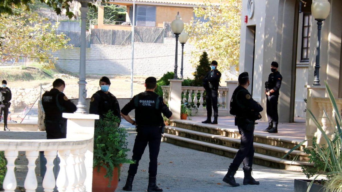 Agents de la Guàrdia Civil, a l’exterior de l’ajuntament de Cabrera de Mar.