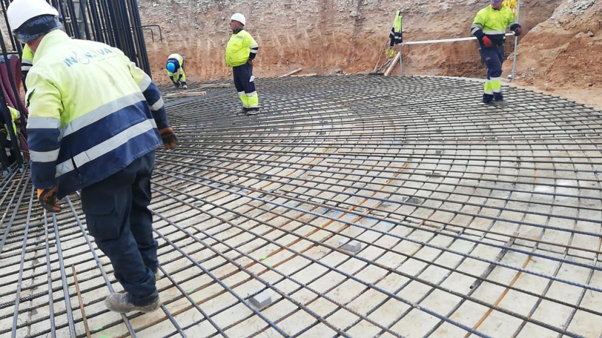 Las obras del parque eólico de Solans - Operarios construyen los cimientos de los molinos del futuro parque eólico Solans, entre Llardecans y La Granadella. Obtuvo su autorización años atrás y es el primero que se construye en ocho años en ...