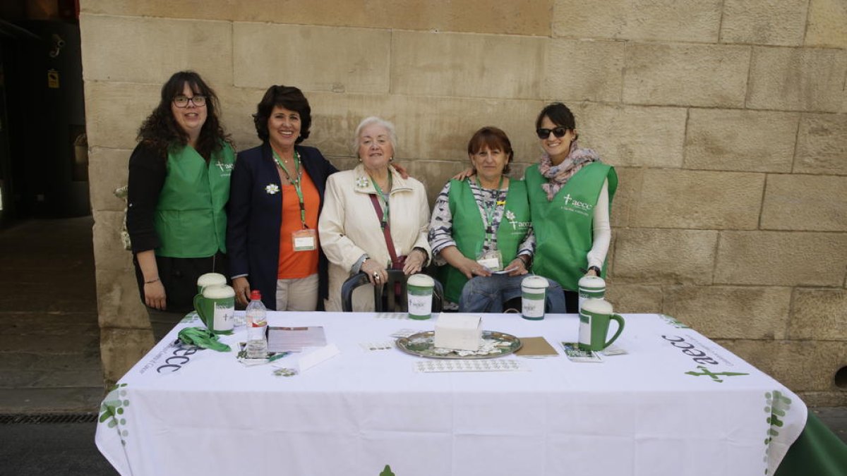 Voluntarios de la AECC de Lleida el año pasado en una campaña.