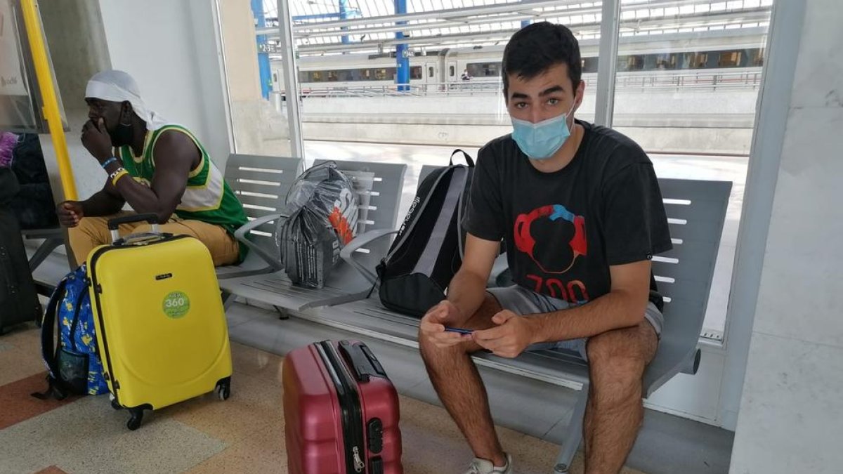 Viajeros ayer en la estación de Lleida-Pirineus.