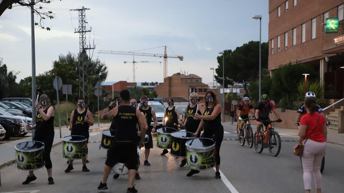 Una batucada y un baile de cabezudos iniciaron ayer la agenda festiva del barrio del Secà de Lleida.