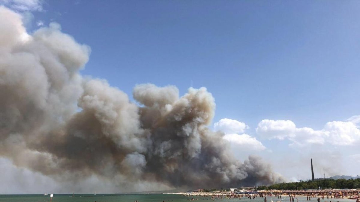Gran columna de humo por el incendio en la italiana Pescara.