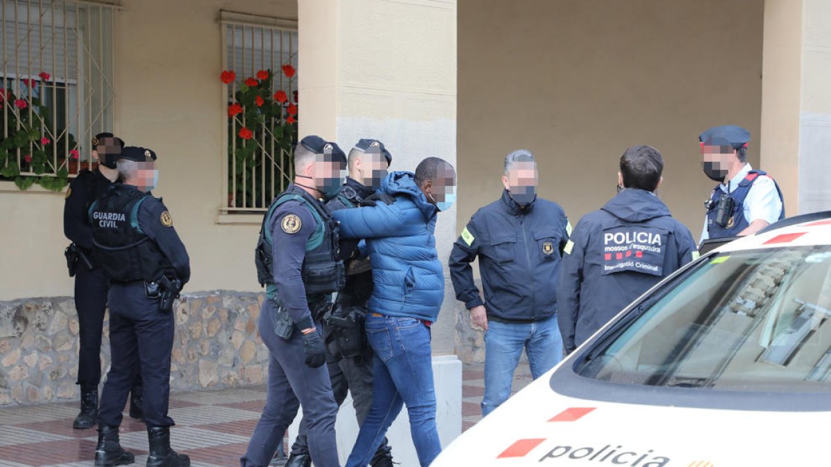 Trasllat d’un dels detinguts a la sortida de l’escorcoll en un pis del carrer Bonaire de la ciutat de Lleida.