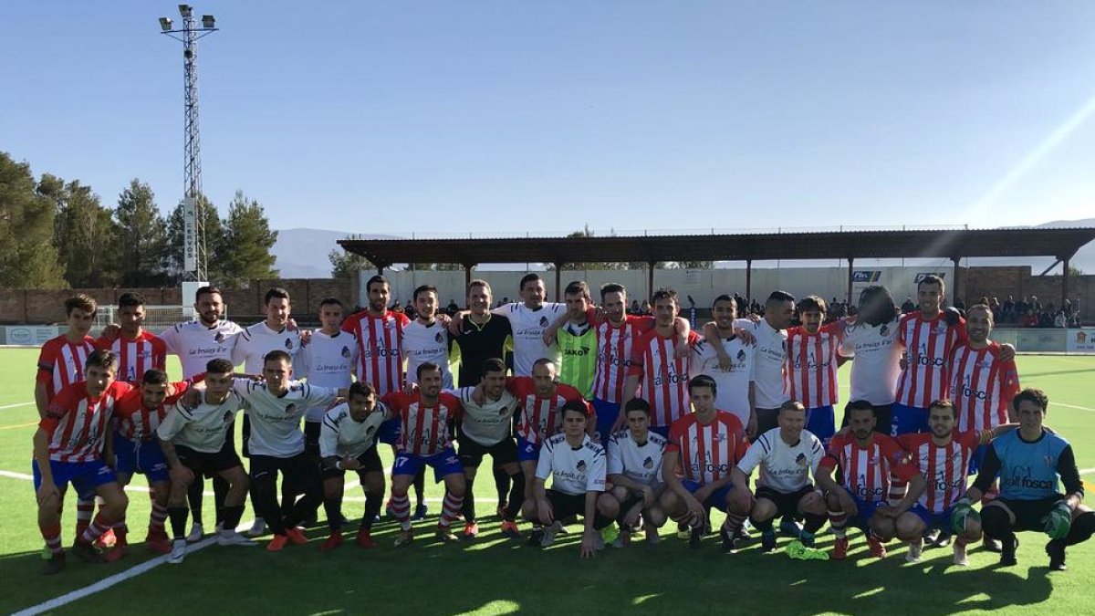 Ambos equipos posan en conjunto tras el partido, en un gesto de deportividad como ya se demostró en el terreno de juego.