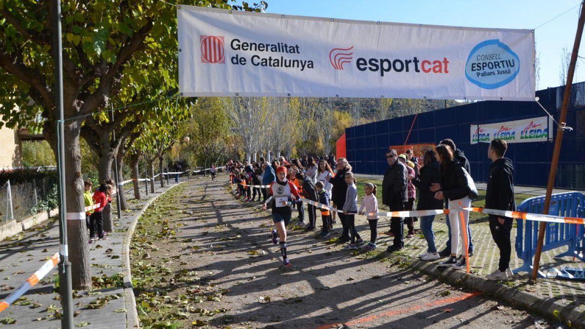 El público no dejó de animar a los atletas durante la fría jornada en la Pobla.