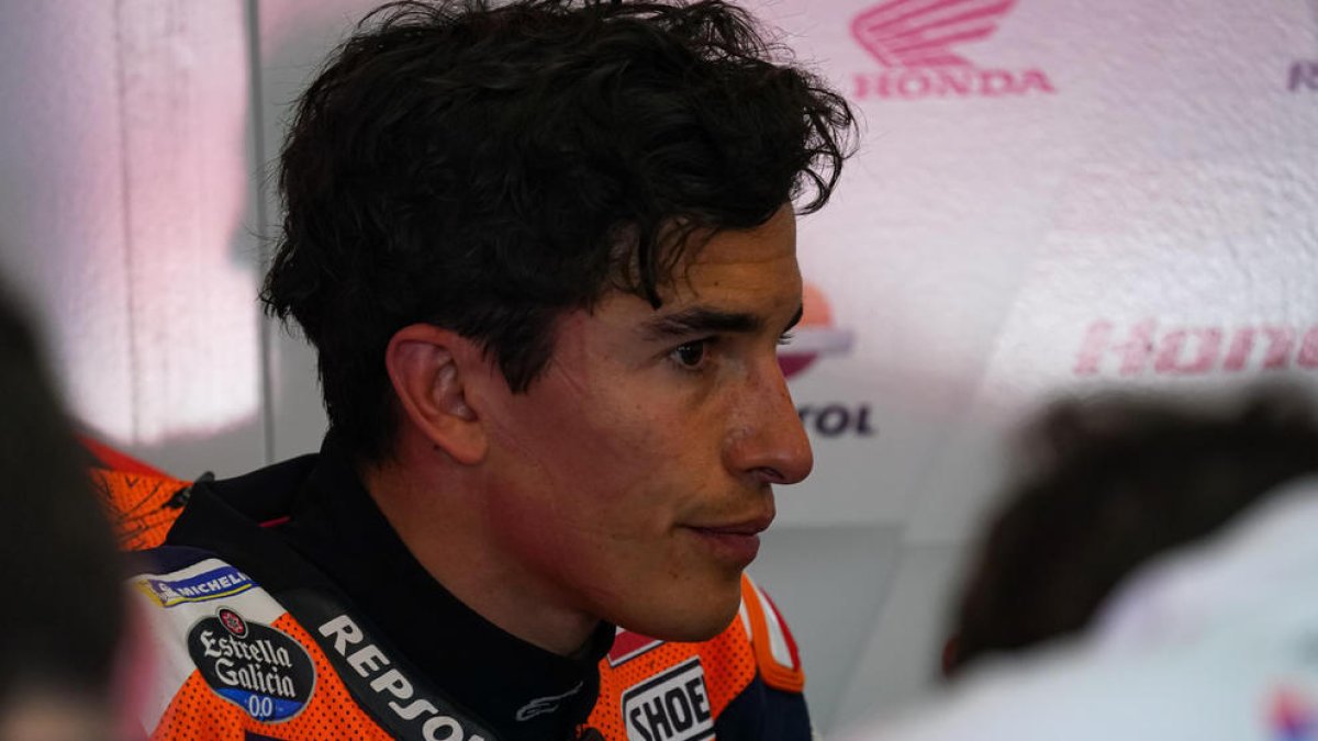 Marc, con el rostro enrojecido, en el box tras la caída. A la derecha, aún en el suelo después de sufrir el aparatoso accidente que dejó prácticamente destrozada la moto.