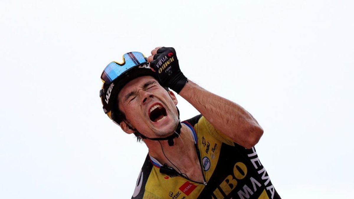 Primoz Roglic celebra su triunfo en la etapa de ayer.