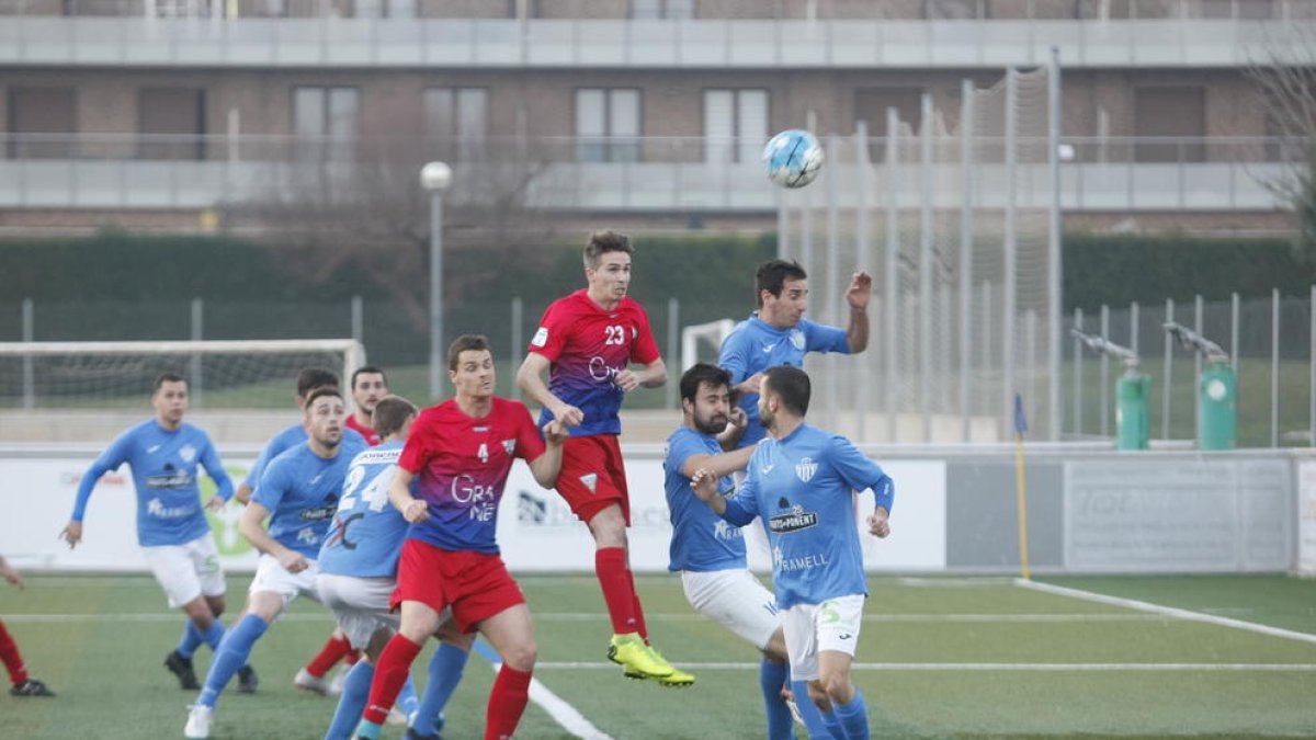 Un jugador del Torrefarrera salta ante la defensa del Alcarràs en un saque de esquina.