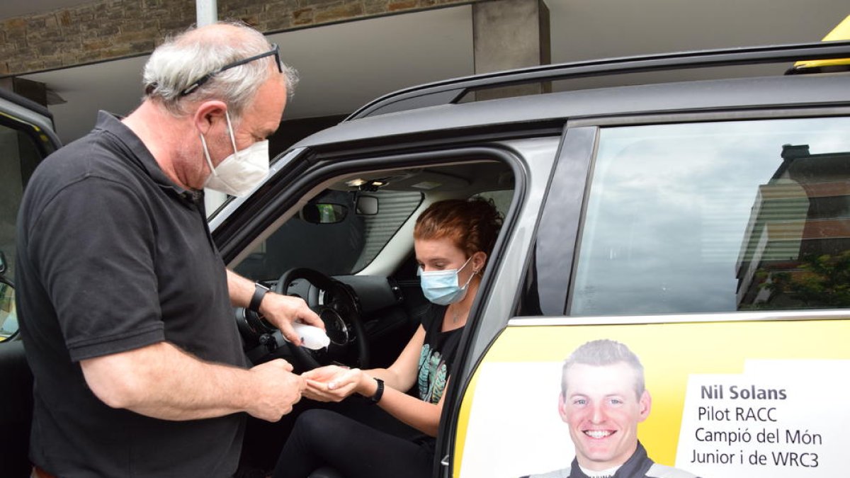 Desinfección de manos ayer antes de una clase en la autoescuela Racc Sic Formació de La Seu.