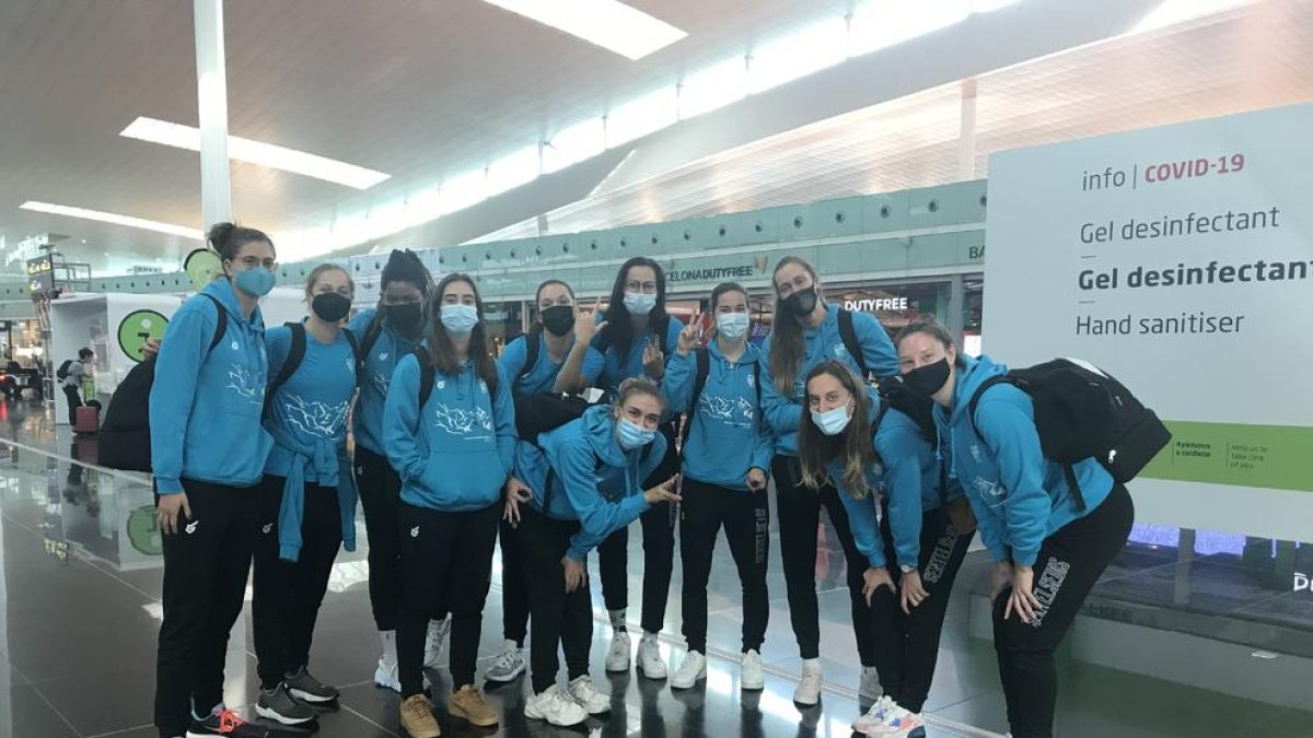 La plantilla urgelense, ayer al mediodía poco antes de tomar un avión en el aeropuerto de El Prat.