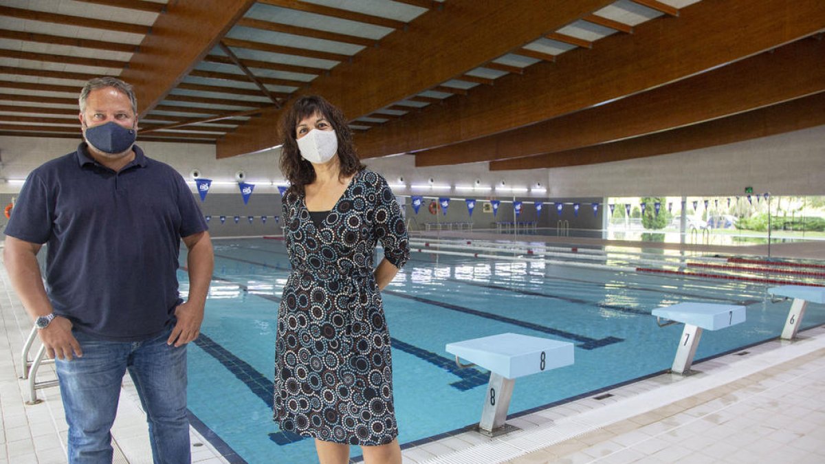 La alcaldesa, Alba Pijuan, y el concejal de Deportes, Silveri Caro, ayer en la reapertura de la piscina.