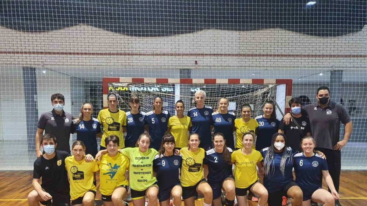 Els equips sèniors femenins d’Associació i Pardinyes, dilluns passat abans de l’entrenament.