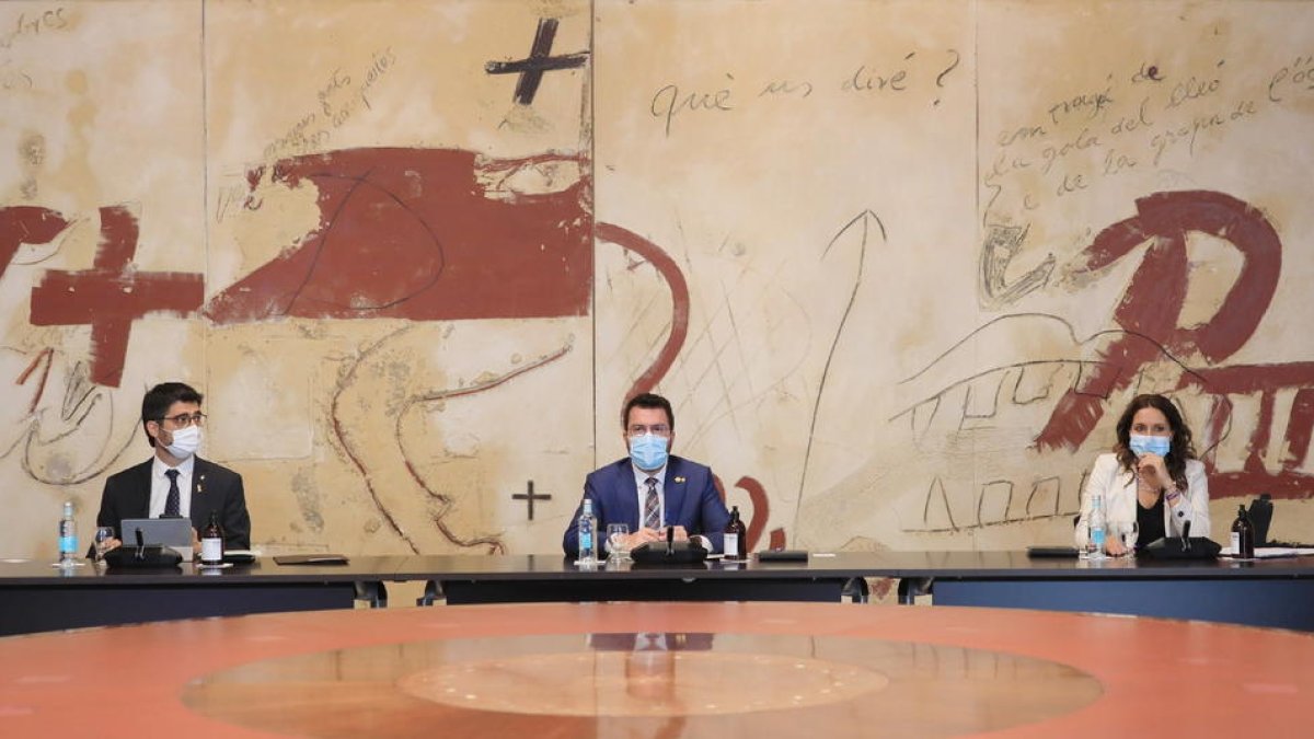 El president Pere Aragonés en el Consell Executiu de esta semana al lado de Jordi Puigneró.