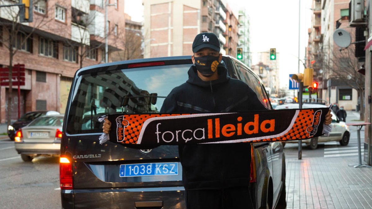 Manuel posa amb la bufanda del club a l’avinguda Prat de la Riba.