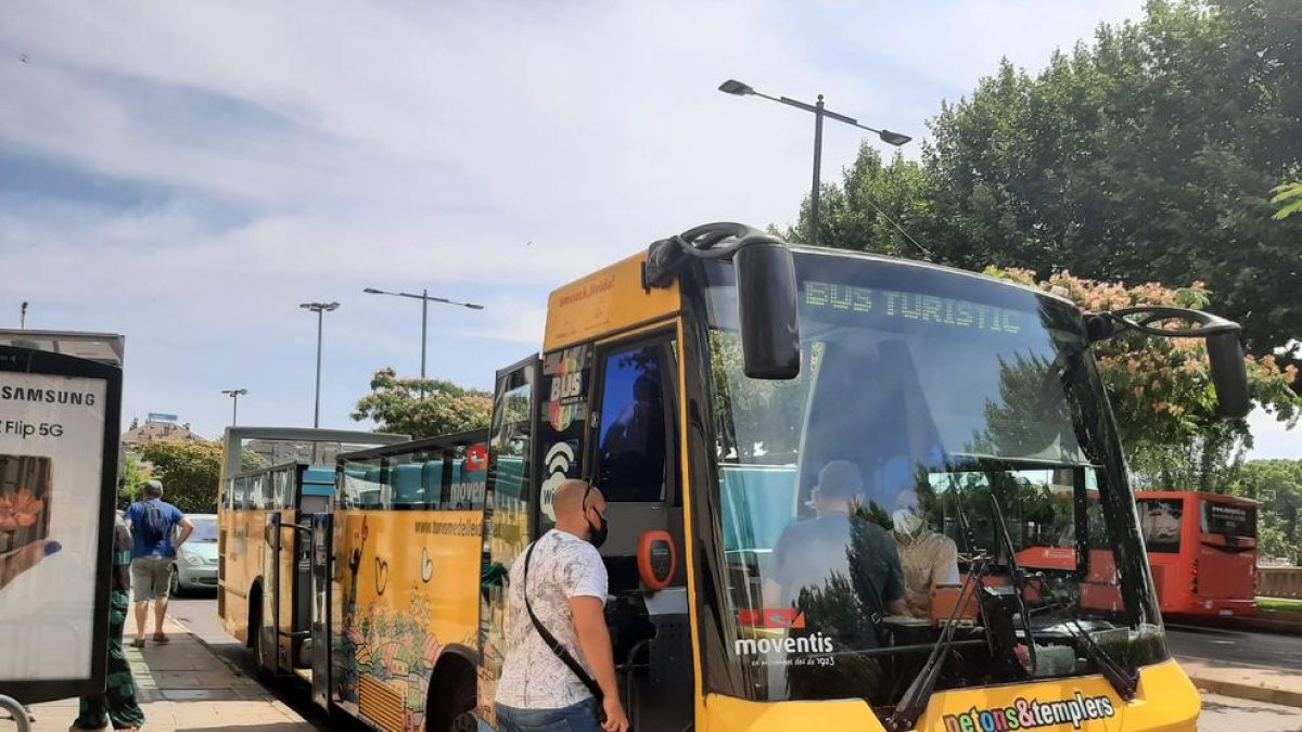 Alguns usuaris van pujar ahir en el primer dia de la temporada del Bus Turístic a la parada de la Paeria.