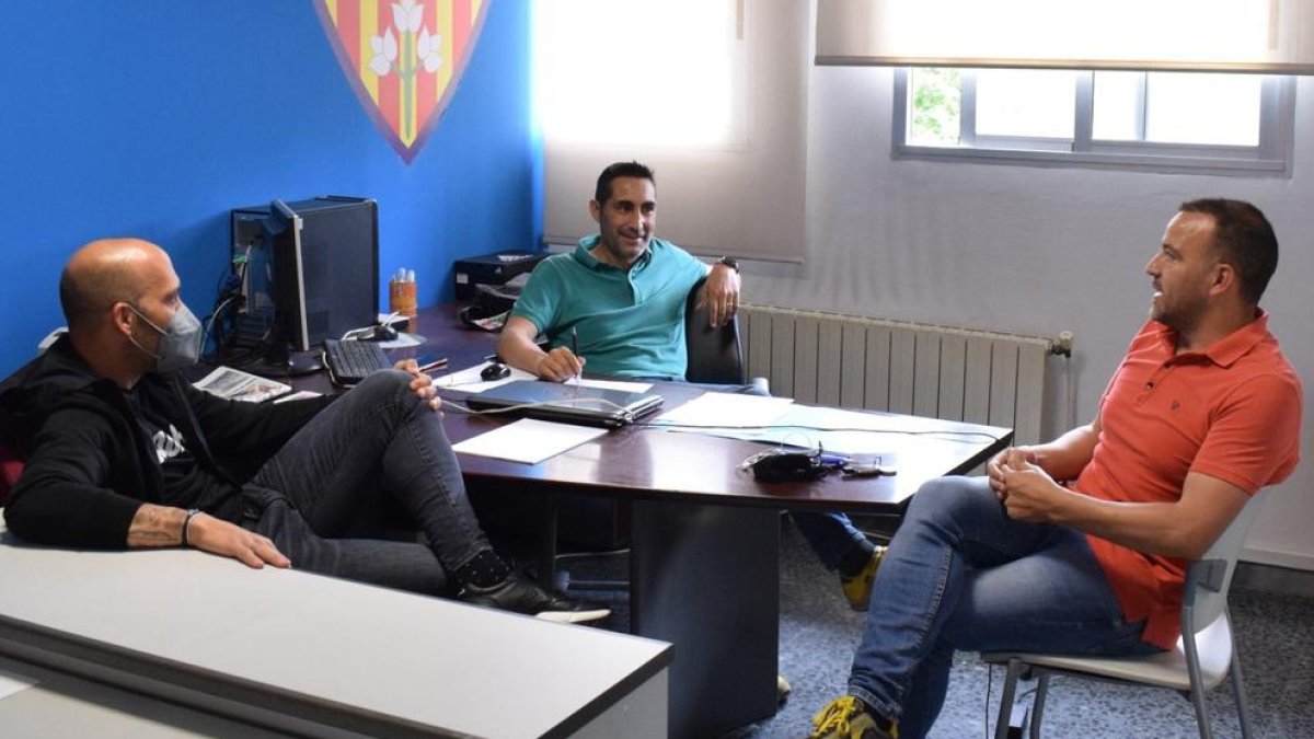 Gabri, izquierda, ayer junto a Gerard Escoda y Jordi Esteve en las dependencias del Camp d’Esports.
