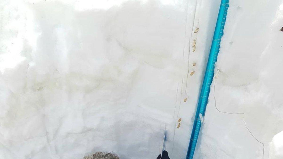 Un agente recoge datos sobre la estructura de la nieve ayer.