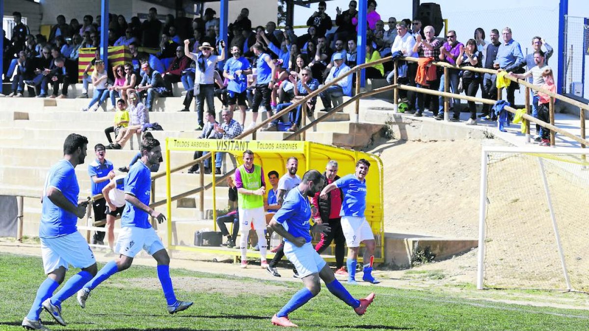 Moment en què jugadors i afició del Castellserà celebraven el gol del seu equip.