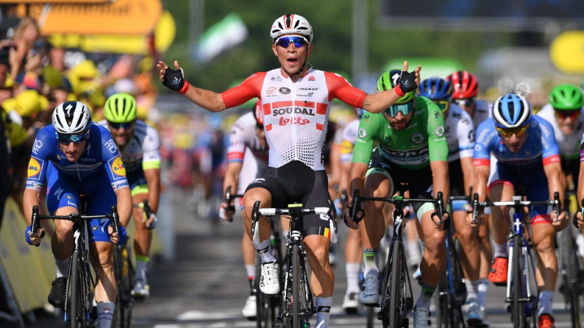 Caleb Ewan celebra su victoria en la ciudad de Nimes.