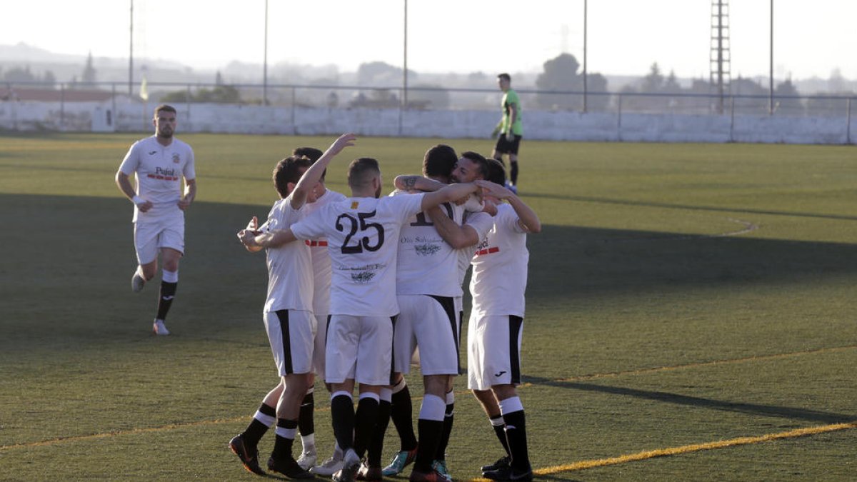 Els jugadors del Borges celebren un dels gols.