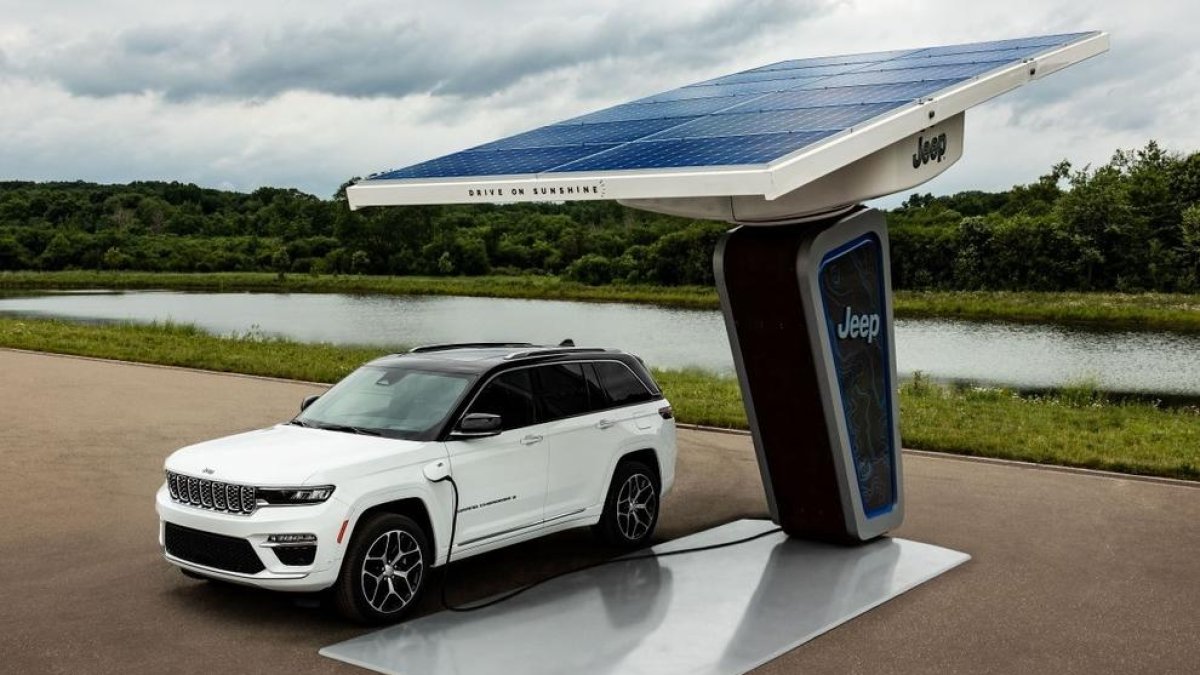 Jeep mostra les primeres imatges del Grand Cherokee 4xe 2022 electrificat