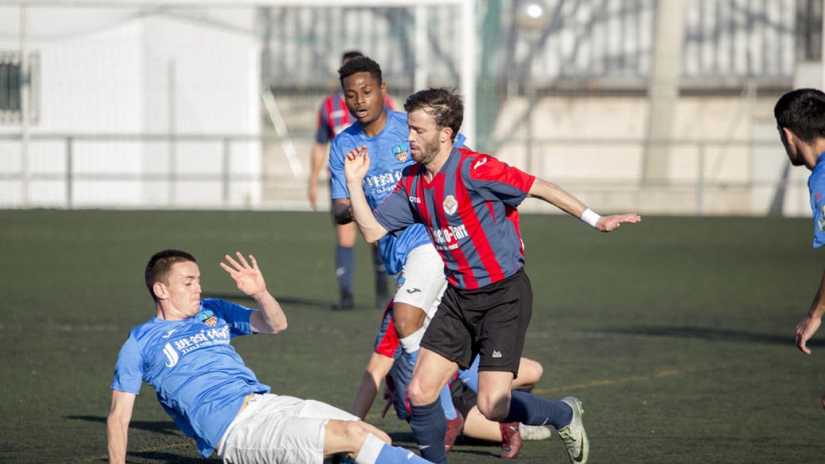 Vice talla una acció atacant del Tàrrega, ahir al derbi disputat a Gardeny.