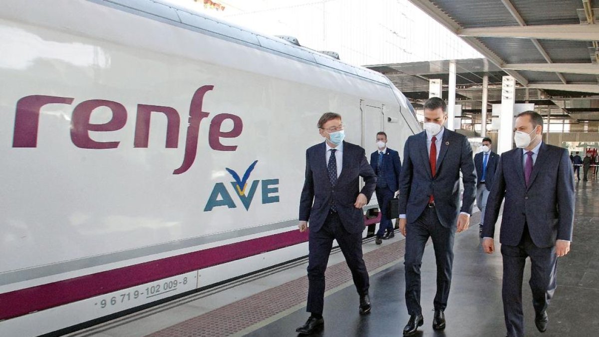 Puig, Sánchez i Ábalos, ahir, durant la inauguració d’un tram de l’AVE entre Madrid i Múrcia.