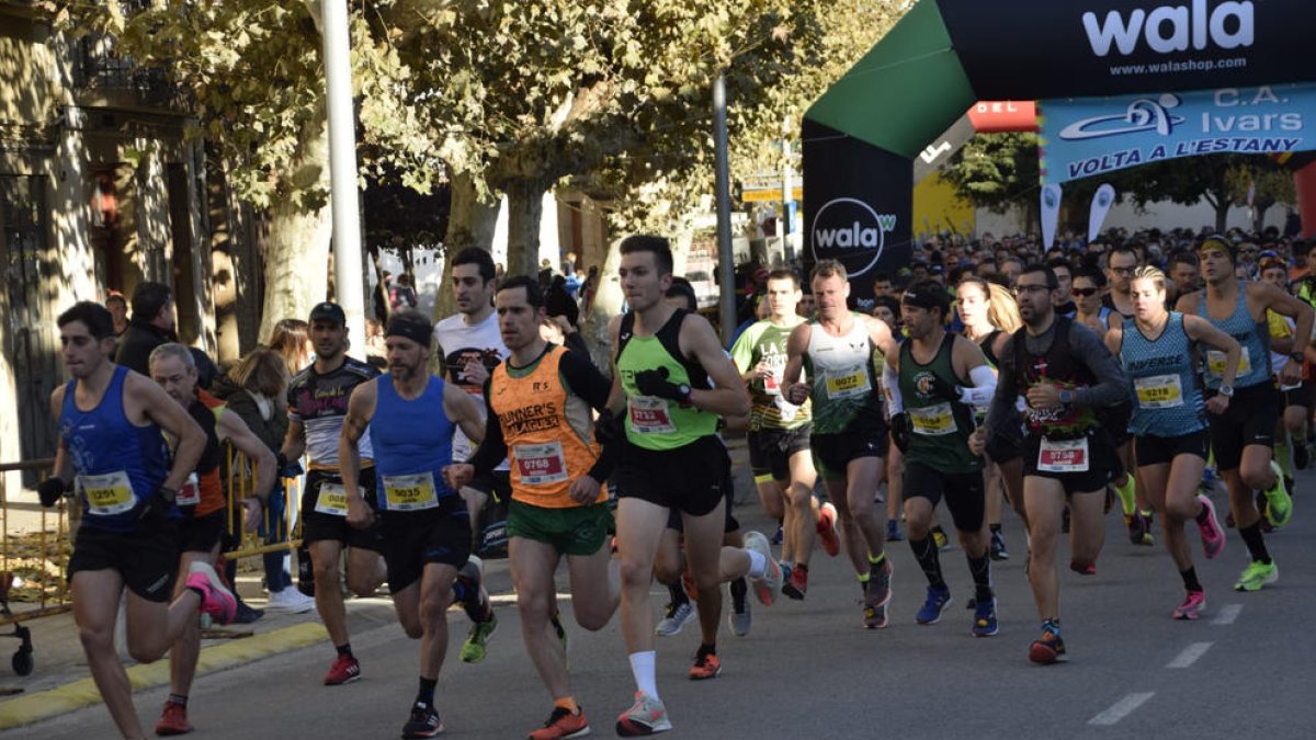 Un moment de la sortida de la carrera celebrada ahir a Ivars d’Urgell.