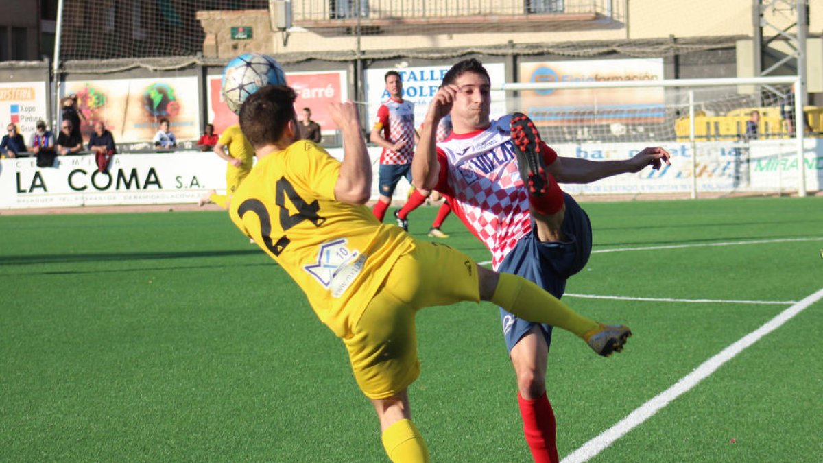 El jugador local Jordana disputa el balón con un rival en una acción del partido.