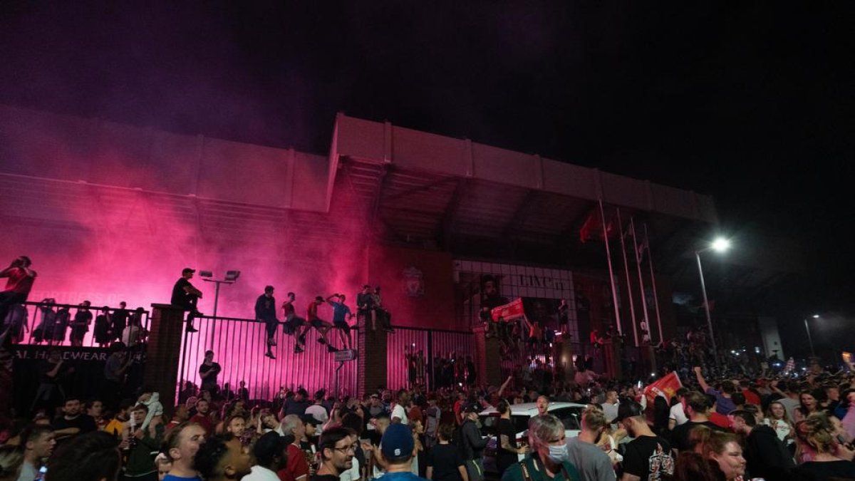 Cientos de aficionados se congregaron en Anfield la noche del jueves para celebrar el título.