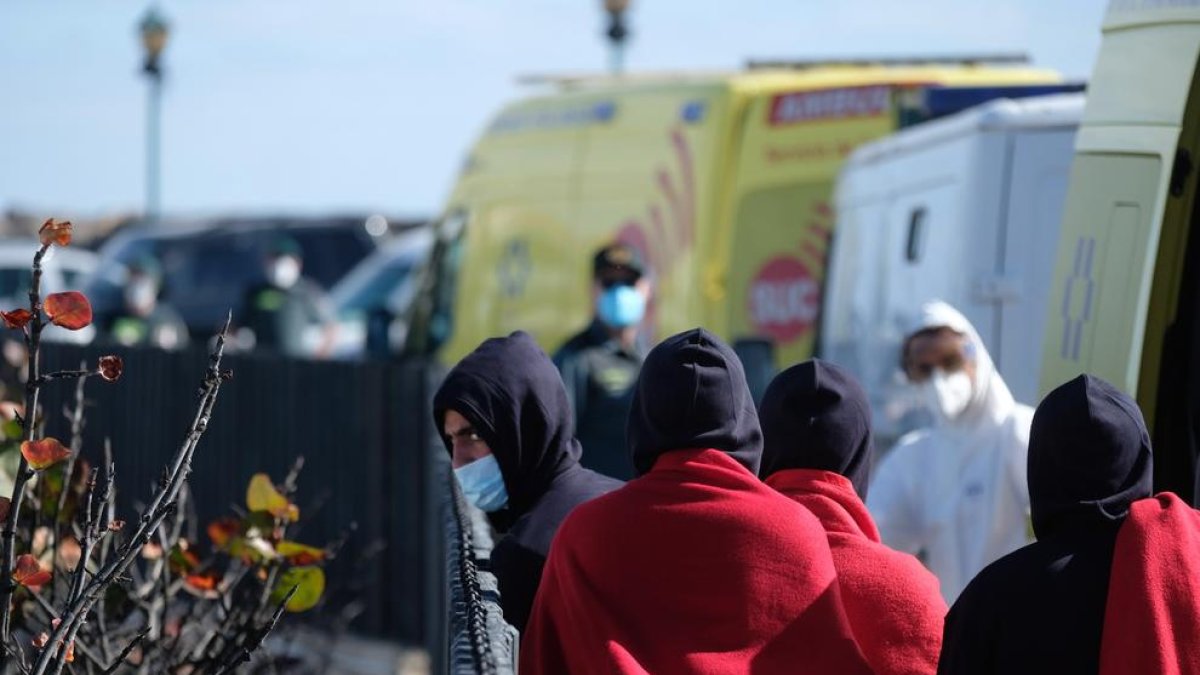 Migrantes llegados el sábado en una patera a Fuerteventura.
