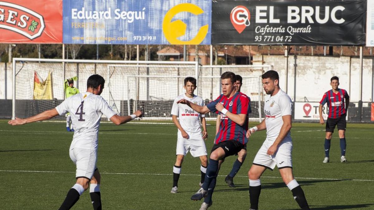 Edu Vives intenta desplaçar la pilota en una de les jugades del derbi d’ahir.