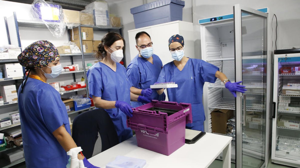 Imágenes del proceso para trasladar las vacunas desde el centro de almacenamiento a la residencia Balàfia 2 de Lleida ciudad.