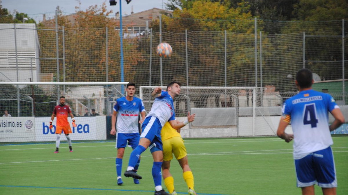 Una acción del partido del domingo Mollerussa-El Catllar.