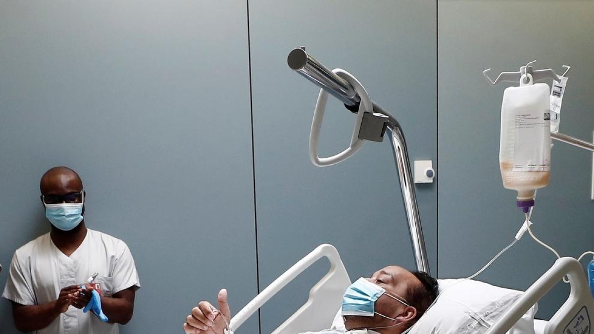 Este hombre salió ayer de la UCI tras pasar allí 96 días.