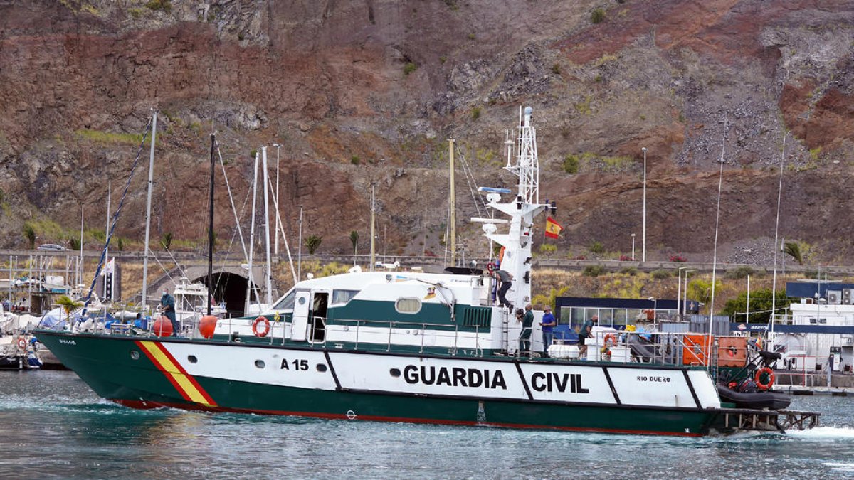 Efectius policials buscant a Tenerife el pare i les nenes.