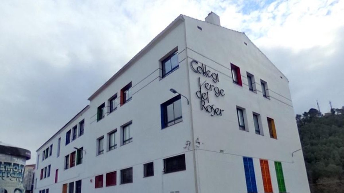Exterior de la escuela Verge del Roser, en Vallirana.