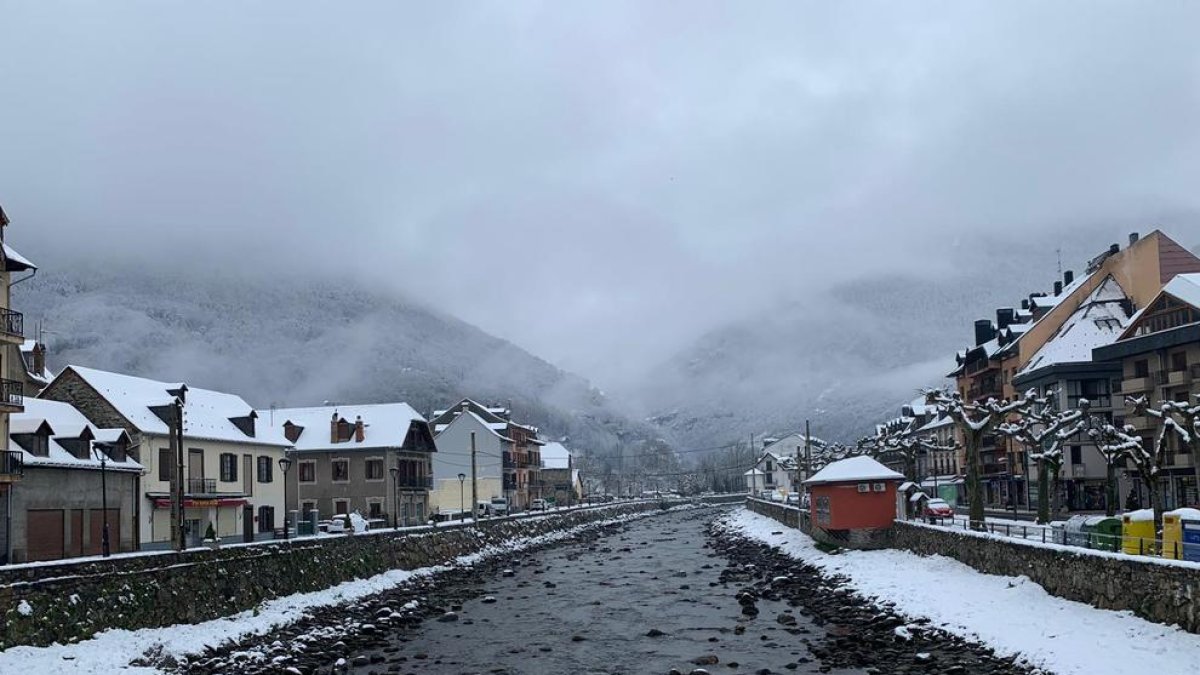 Vista de Bossòst y del río Garona ayer.