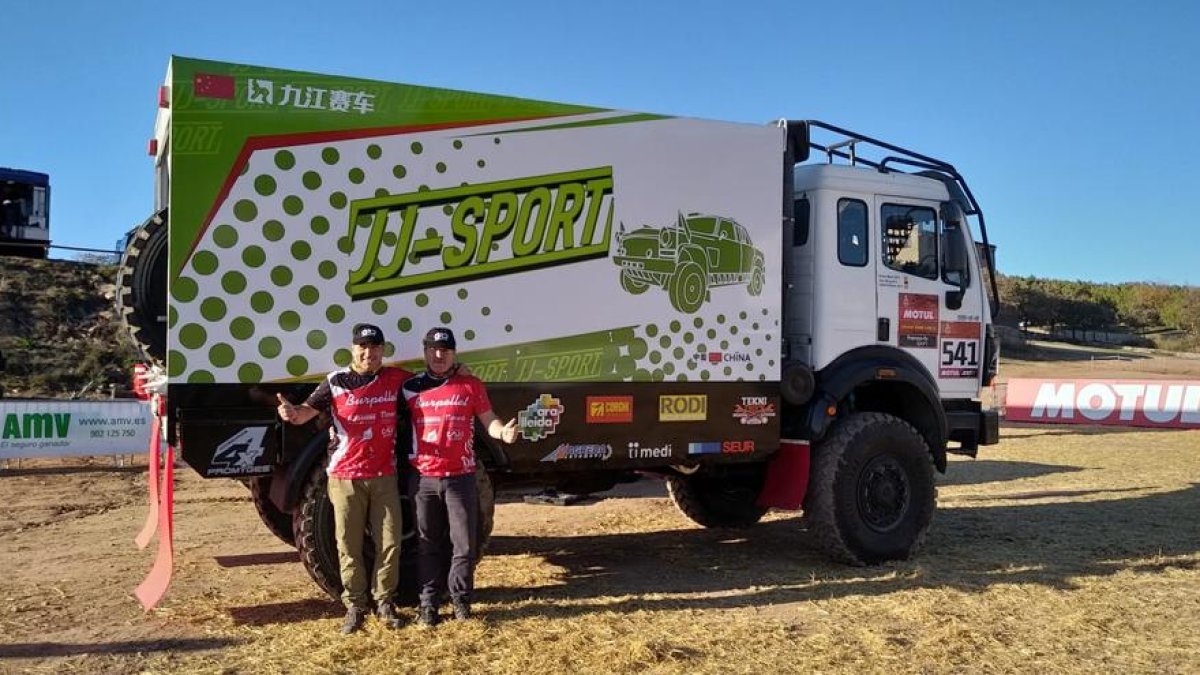 Jordi Esteve i Enric Martí, amb el seu camió per al Ral·li Dakar