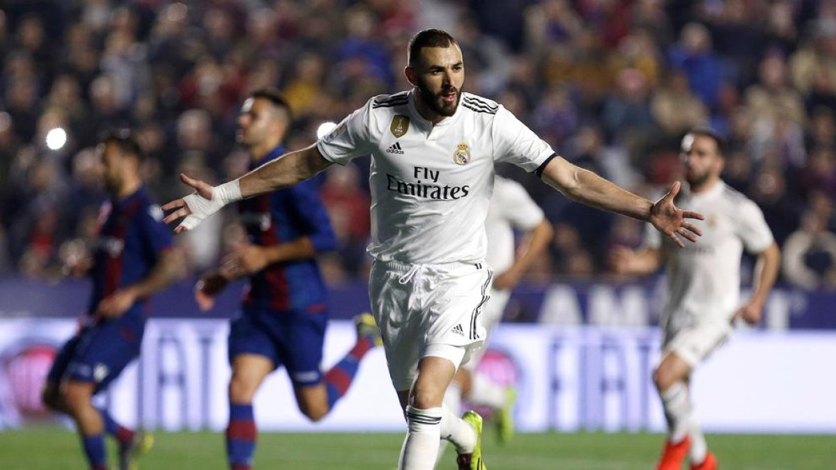Karim Benzema celebra el primer tanto del Madrid, que llegó desde el punto de penalti.