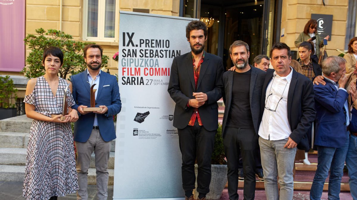 Font, segundo por la derecha, ayer tras la entrega del premio.