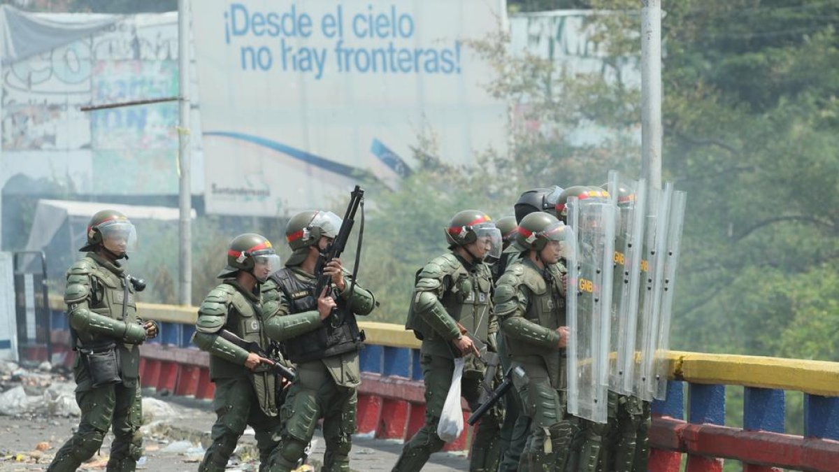 Antiavalots veneçolans munten guàrdia al pont Francisco de Paula Santander, a la frontera.