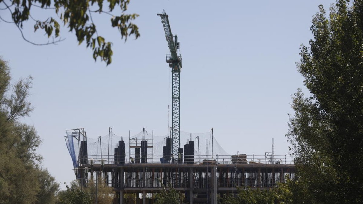 Un edificio en construcción en la ciudad de Lleida, en una imagen de archivo.