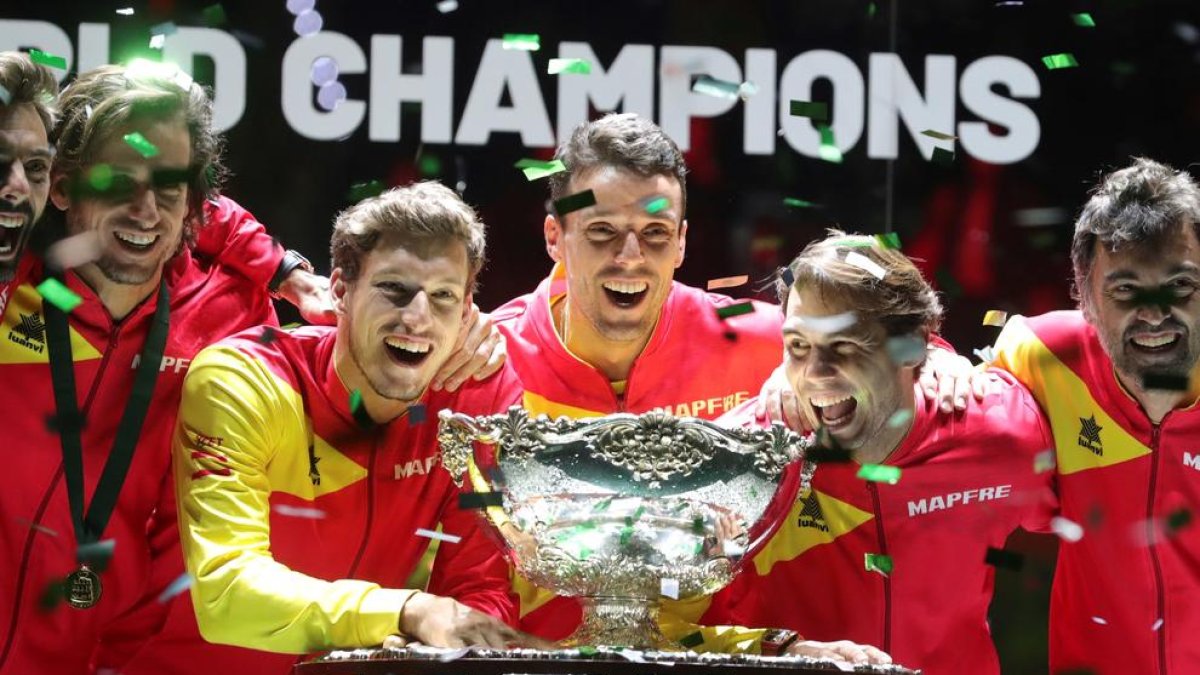 Los jugadores del equipo español después de recibir el trofeo, conocido como “la ensaladera” que les acredita como ganadores de la Copa Davis.
