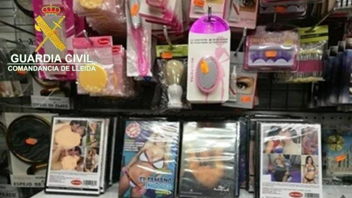Decomissats una vuitantena de DVDs de pornografia d'una botiga de Lleida