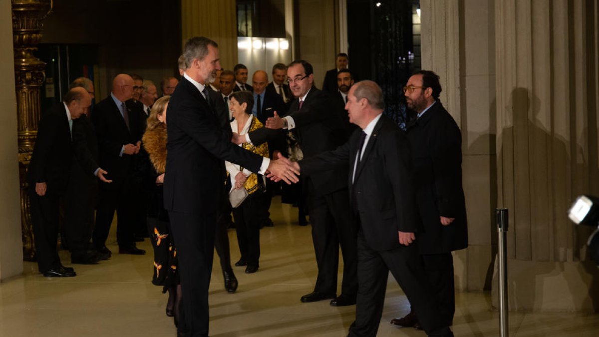 El rei va saludar alguns dels convidats al sopar del Mobile World Congress 2019.