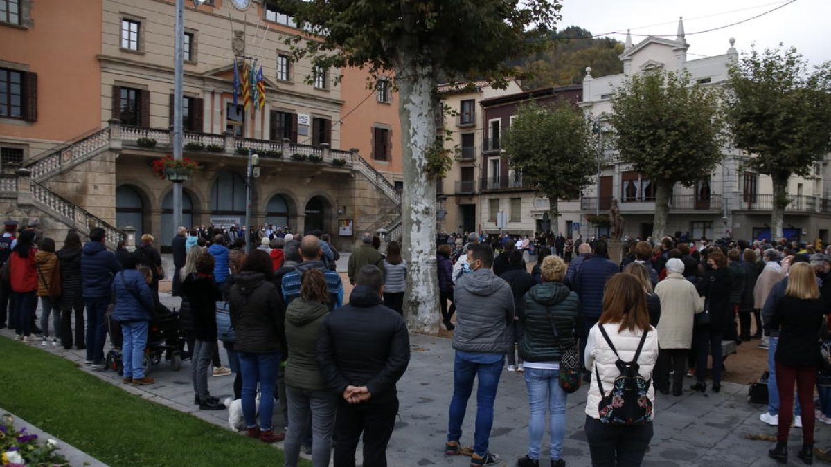 Més de dos-cents veïns del municipi es van concentrar ahir per condemnar el crim.